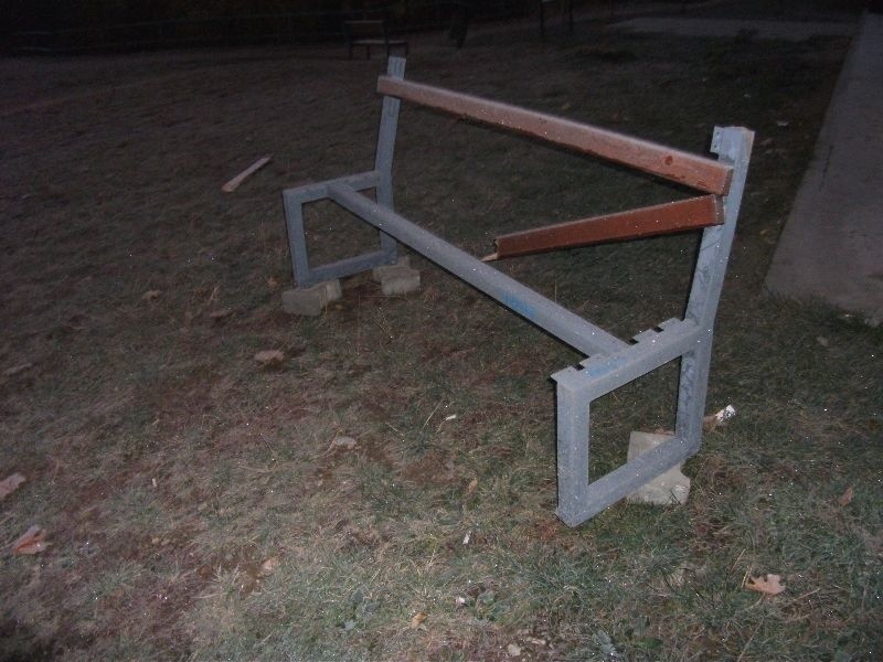 Całkowicie zniszczono jedną z ławek na terenie skateparku.