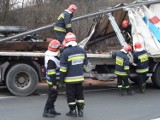 Kraków: przewrócona ciężarówka przy ul. Opolskiej zablokowała ruch [ZDJĘCIA, WIDEO]