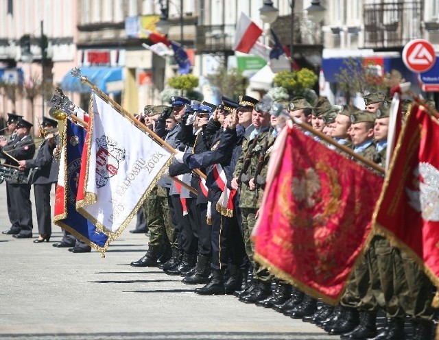 W uroczystościach wzięli udział przedstawiciele Kompanii Honorowej Wojska Polskiego, orkiestry, pocztów sztandarowych, stowarzyszeń kombatanckich, organizacji społecznych.