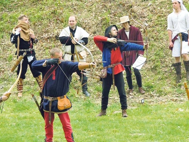 Wojowie z Koszalińskiej Kompanii Rycerskiej na turnieju łuczniczym w Białogardzie. W Bractwie można nauczyć się strzelać z łuku. 
