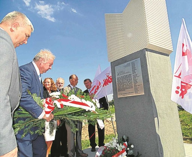 Kwiaty składa szef małopolskiej „Solidarności” Wojciech Grzeszek