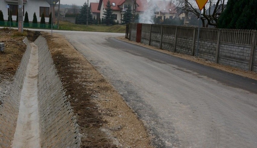 Remont dróg w gminie Daleszyce. W Brzechowie i Sierakowie są nowe nawierzchnie