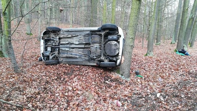 Do poważnego wypadku doszło w środę, 19 grudnia, na trasie Nowa Sól-Stany. Kierujący oplem 88-latek wpadł w poślizg i dachował na koniec uderzając w drzewa. Kierujący trafił do szpitala. Kierujący oplem mieszkaniec Zielonej Góry jechał w kierunku Stanów. W pewnym momencie wpadł w poślizg i stracił panowanie na samochodem. Opel wyjechał na pobocze i tam dachował na koniec uderzając w drzewa. Na miejsce przyjechały zaalarmowane służby ratunkowe. Za kierownicą opla siedział 88-letni mężczyzna. Z urazem głowy został przewieziony do szpitala w Nowej Soli. – Możliwie, że ranny mężczyzna zostanie przewieziony do szpitala w Zielonej Górze – mówi st. sierż. Justyna Sęczkowska, rzeczniczka nowosolskiej policji.Zobacz też wideo: Wielka akcja CBŚP. Rozbito grupę „Ziela”, zatrzymano 13 osób