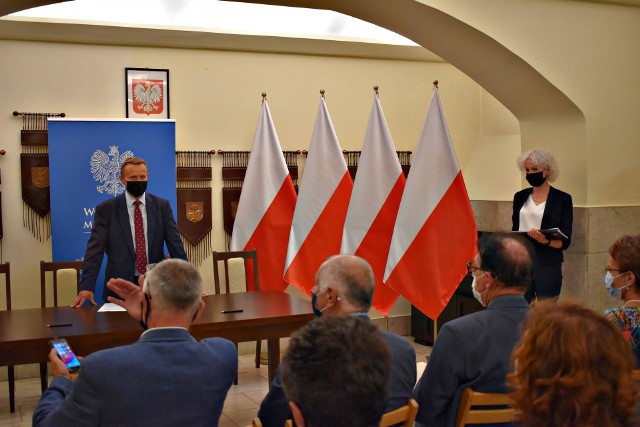 13 lipca wicewojewoda małopolski Józef Leśniak podpisał wraz z przedstawicielami sądeckich samorządów umowy na dofinansowanie remontów dróg