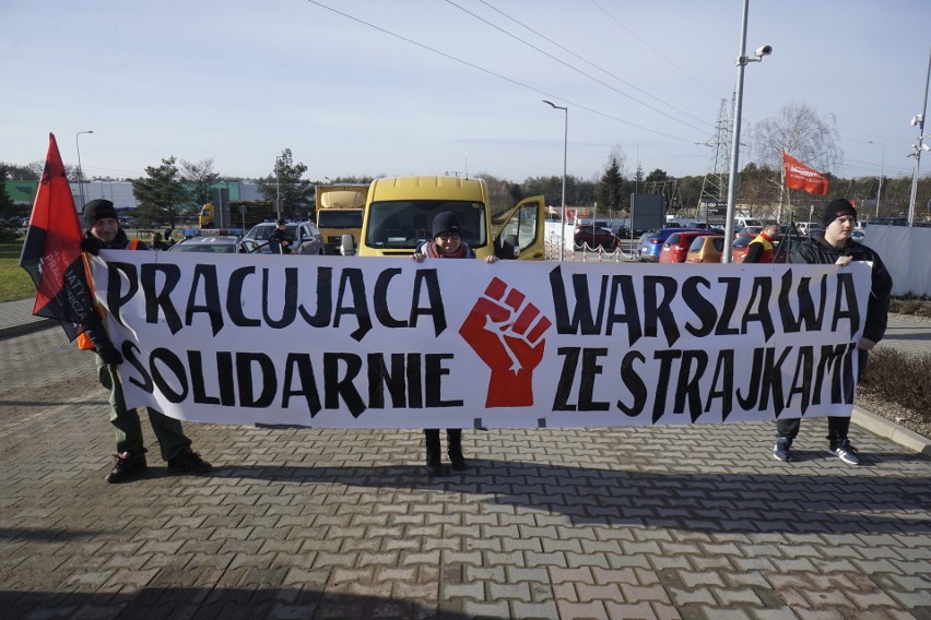 Happening solidarnościowy ze strajkującymi pracowniczkami i...