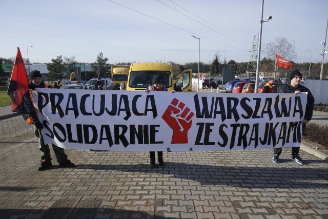 Happening solidarnościowy ze strajkującymi pracowniczkami i pracownikami zakładów Solaris w Bolechowie został zainicjowany przez  związek zawodowy Inicjatywa Pracownicza, Federację Anarchistyczną i zespoły bębniarskie (Samba) z Poznania i Warszawy.
