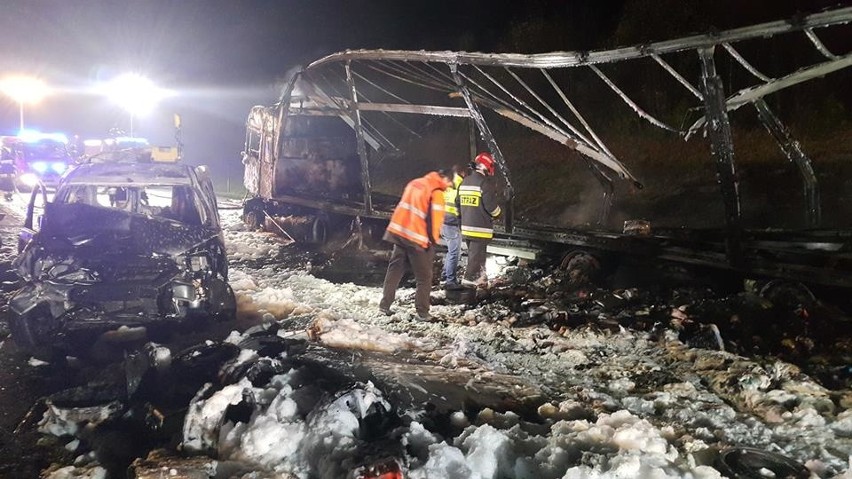 Tragiczny wypadek i pożar w Mykanowie. Ofiary wypadku nadal...