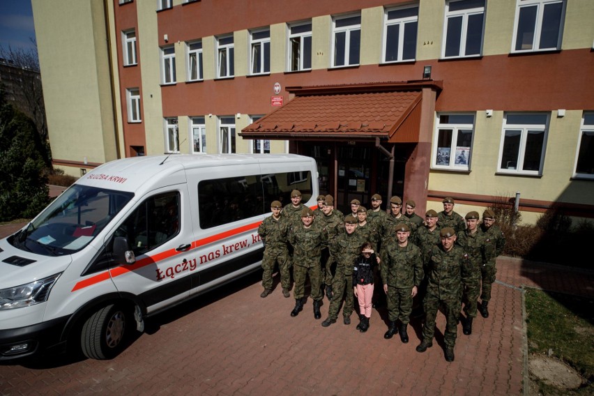 Świętokrzyscy terytorialsi oddali krew w Ostrowcu. Zebrano 16 litrów. Zobacz zdjęcia