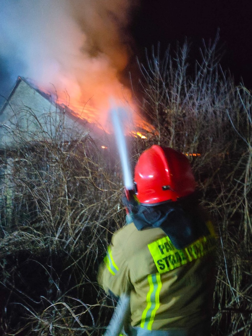 Stodoła w ogniu. Blisko 30 strażaków walczy z pożarem w miejscowości Krzywołęcz pod Staszowem. Zobacz zdjęcia
