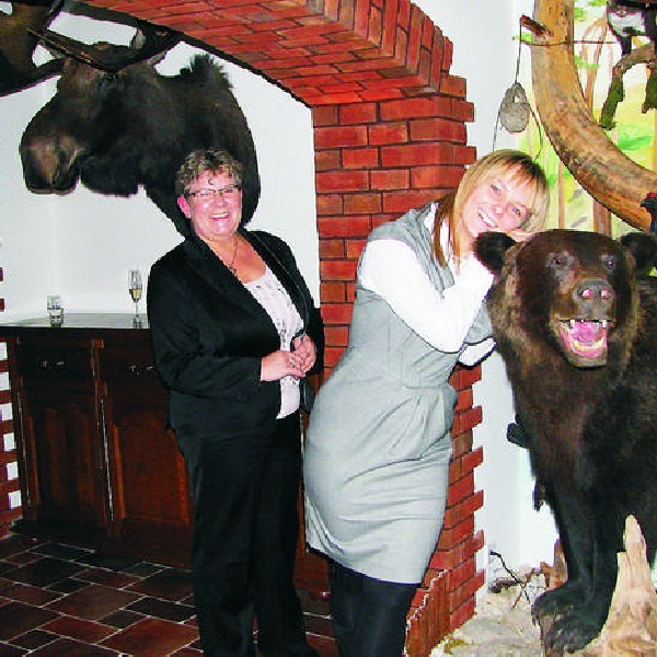 Wchodzących do restauracji "Pod niedźwiedziem wita... niedźwiedź - jak żywy! O tym, że nie trzeba się go bać, przekonuje Celina Garbacz (przy misiu) oraz Danuta Słabysz i Agnieszka Garbacz-Rezmer