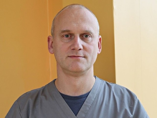 Piotr Wiśniewski jest specjalistą chorób wewnętrznych i kardiologii.