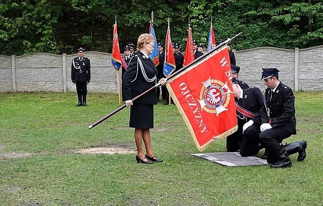 Prezes Teresa Dropińska nowy sztandar uroczyście kieruje na ręce pocztu sztandarowego