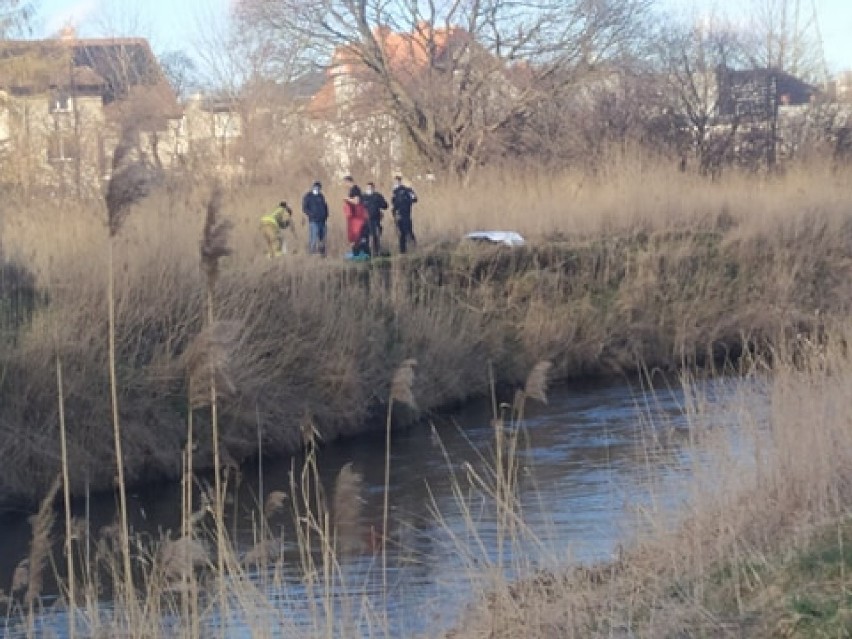 Z rzeki Łeba w Lęborku wyłowiono zwłoki mężczyzny. Prokurator i policja prowadzą czynności