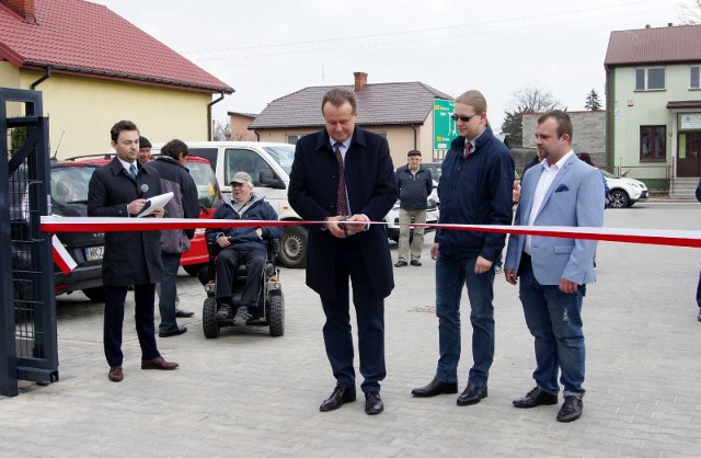 W Gniewoszowie otwarto nowe targowisko „Mój Rynek”.