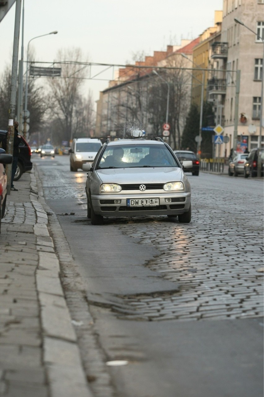 Najbardziej dziurawa ulica we Wrocławiu? Sprawdziliśmy to! [TEST, ZDJĘCIA]