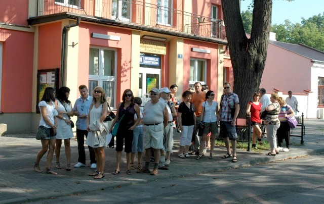 Mieszkańcy Kozienic wyruszyli na wycieczkę w czwartek rano sprzed Domu Kultury. Autokarami dojechali do Kazimierza Dolnego, gdzie rozpoczęli rejs po Wiśle.