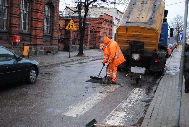 Drogowcy z firtmy nakielskiej łatają dziury na ul. Dwrorcowej