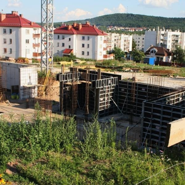 Choć budowa bloków przy ulicy Kochanowskiego w Kielcach już ruszyła, to mieszkańcy sąsiednich budynków wciąż mają nadzieję, że uda się ją przerwać.