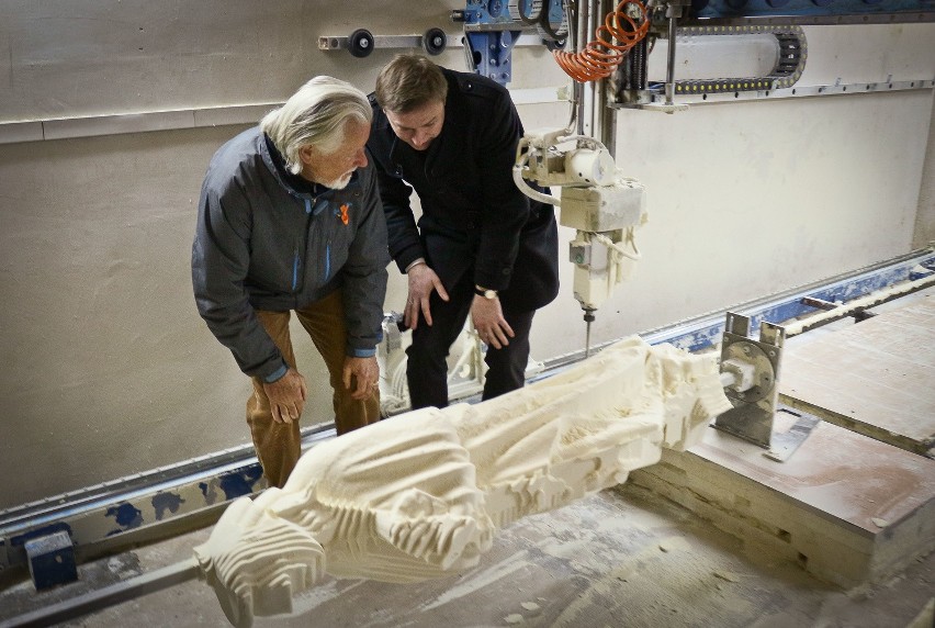 Maszyna rzeźbi fragment wrocławskiego Ratusza