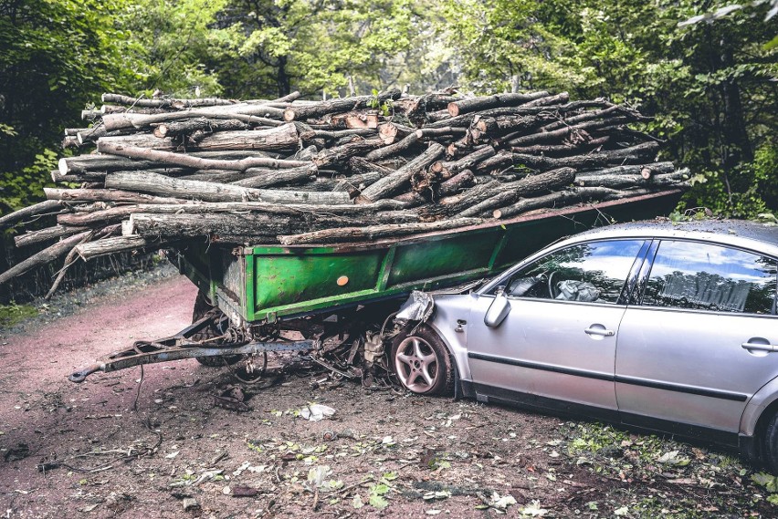 Volkswagen Passat zderzył się z przyczepą wiozącą drewno....
