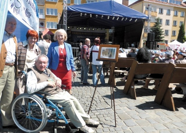 Edmund Borzemski jest nie tylko poetą. Ukończył studia i pracował jako nauczyciel. - Udowodnił, że niepełnosprawny jak się uprze, może normalnie żyć. Szkoda tylko, że by to wszystko osiągnąć trzeba wyważać drzwi i bić głową w niejeden mur - mówi pani Stanisława, jego mama (pierwsza od lewej).