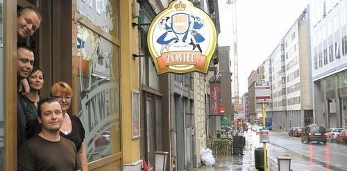 Kowalikowie przed swoją brukselską restauracją "Kwiat Europy&#8221; przy Rue de Treus.