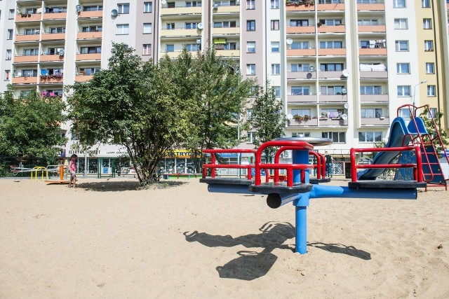 Plac zabaw jest już prawie gotowy. W najbliższym czasie zostanie też urządzona i wyposażona siłownia zewnętrzna.