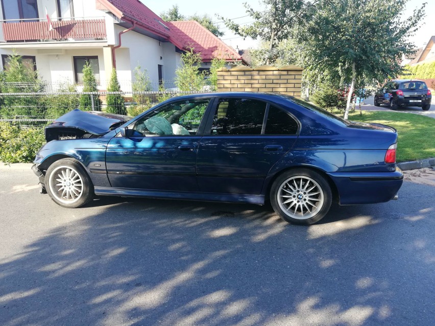 Brzesko. Jak oni jechali? BMW wylądowało na ogrodzeniu [ZDJĘCIA]