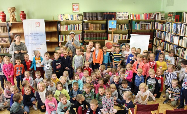 Noc w Szubińskiej bibliotece rozpoczęła się już rano od spotkania przedszkolaków z pisarzem Przemysławem Wechterowiczem autorem czterdziestu książek obrazkowych dla dzieci takich jak „Jajko czy kura”, „ Bądź jak tygrys”, „ Gwiazdka z nieba”, „ Każdy kot ma dwa końce” i wielu innych. Po południu rozpoczęły się gry słowne, rebusy i kalambury. Potem przyszła pora na spotkanie z Janem Hyjkiem pisarzem, muzykiem, lotnikiem w jednej osobie. Nasz gość z Poznania grał na trąbce i gitarze, otwierał spadochron i głowy dzieci na podstawowe prawdy o życiu. Na pożegnanie obdarował chętnych samolocikami z papieru. Po pełnym ekscytacji spotkaniu z gwiazdą wieczoru przyszedł czas na pyszną pizzę w pięciu smakach,którą panie z biblioteki upiekły na miejscu. Kolejnym punktem programu był film fabularny dla dzieci. Wieczór zakończyło wspólne spotkanie, gry, zabawy przy muzyce.