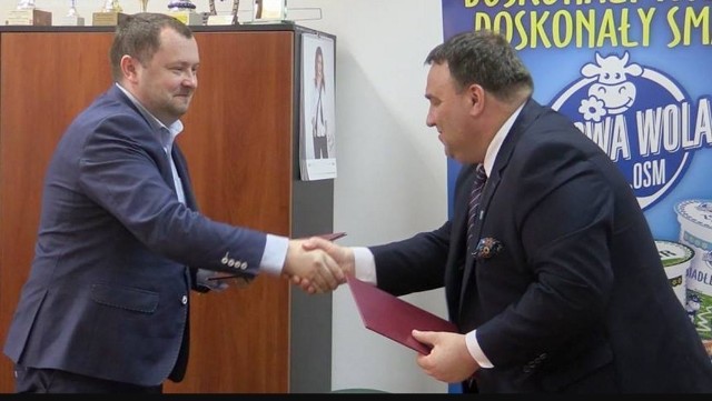 Od lewej - prezes OSP Stalowa Wola Sławomir Czwal i dyrektor "prymasówki" Marcin Pilarski