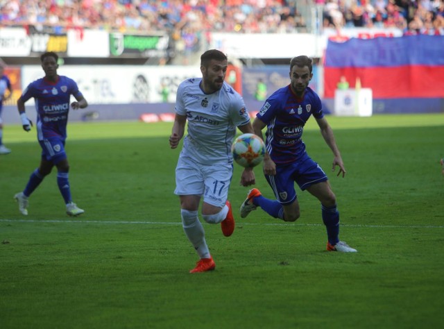 Piast Gliwice miał dostać baty w meczu eliminacji Ligi Mistrzów z białoruskim BATE Borysów. Tymczasem mistrz Polski wywiózł ze stadionu rywali cenny remis 1:1. Czy Lech powinien się obawiać przed ligowym meczem z obrońcami tytułu?Czytaj dalej -->