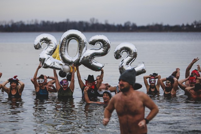 02.01.2022. Noworoczne morsowanie na Pogorii w Dąbrowie Górniczej.Zobacz kolejne zdjęcia. Przesuwaj zdjęcia w prawo - naciśnij strzałkę lub przycisk NASTĘPNE