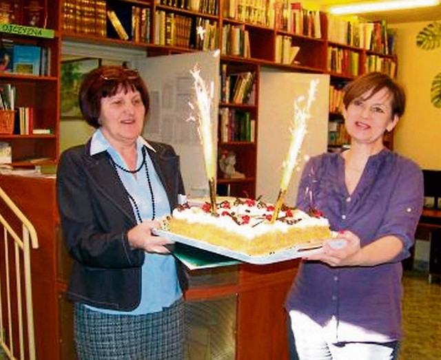 Tort na piąte urodziny Dyskusyjnego Klubu Książki w Węgrzcach