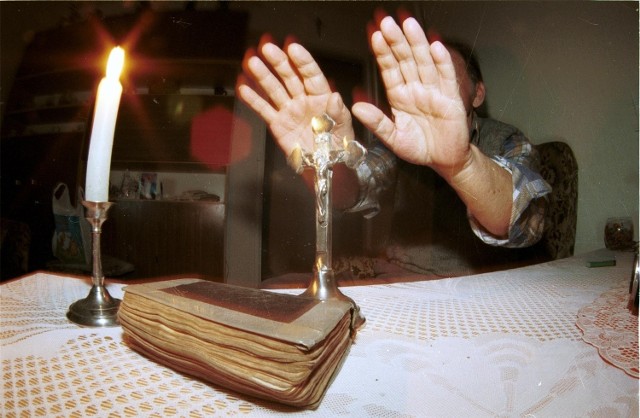 20-letni syn próbował ugasić niewielki pożar, który powstał od świeczek 