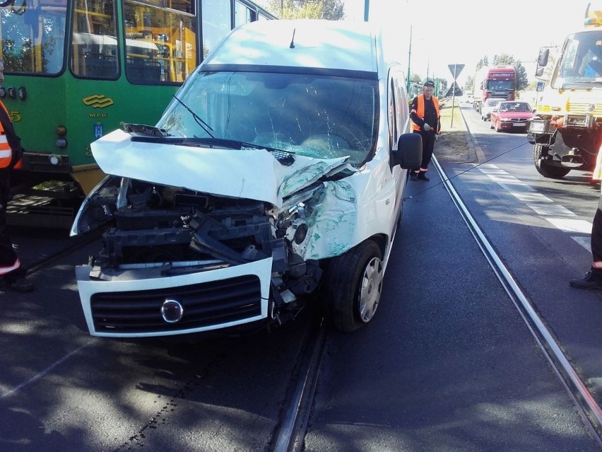 Starołęka: Samochód zderzył się z tramwajem