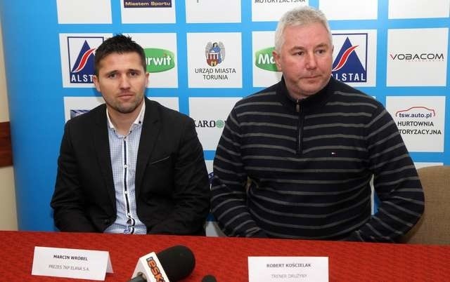 Wczoraj na pytania dziennikarzy odpowiadali: nowy prezes Elany Marcin Wróbel (z lewej) i trener drużyny Robert Kościelak