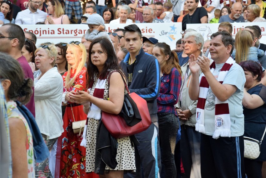 Spójnia Stargard świętowała z kibicami awans do ekstraklasy. Wystrzeliły fajerwerki, polał się szampan 