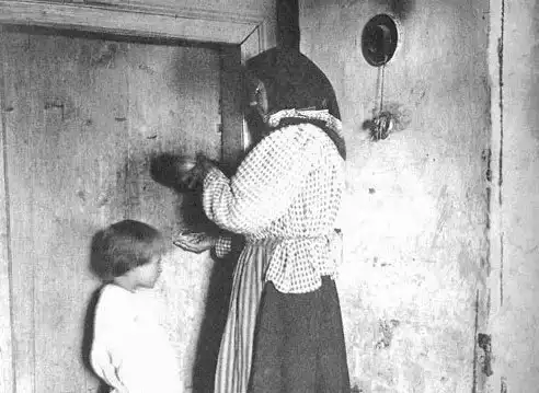 "Zamawianie choroby" (czyli jej wypędzanie). Zdjęcie wykonano w 1914 roku w Rosji