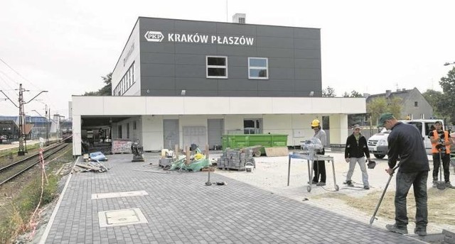 Dworzec w Płaszowie zmienił się nie do poznaniaObecnie trwają już prace wykończeniowe - zarówno wewnątrz, jak i naokoło budynku.