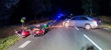 Wypadek w Rostkach z udziałem motocyklisty. Dwie osoby zostały ranne. 26.08.2022