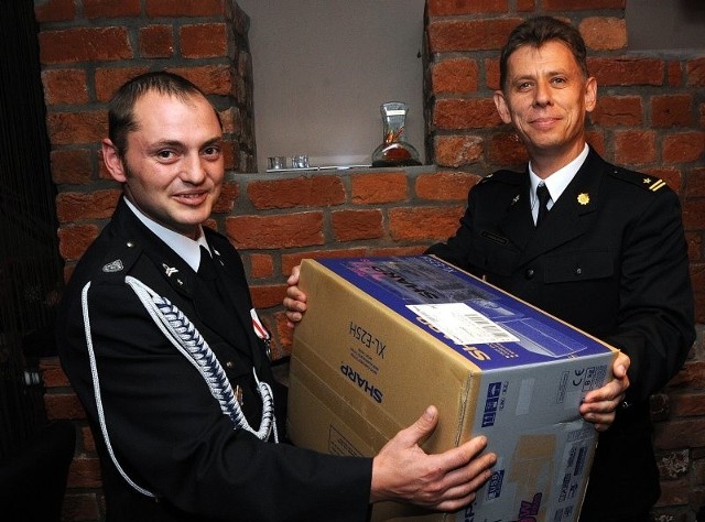Daniel Kowaliński, zastępca komendanta powiatowego PSP w Kamieniu Pomorskim (z prawej) przekazał nagrodę Mariusza Faerbera OSP w Świerznie (odebrał ją prezes Robert Paszko).