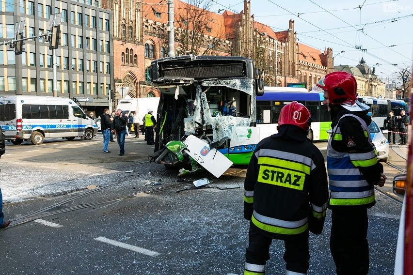 Wypadek na Bramie Portowej w Szczecinie: zderzenie tramwaju...