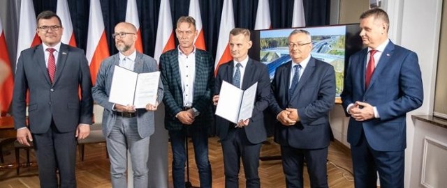 Podpisanie umów dotyczących przygotowań do budowy wielkiej obwodnicy Warszawy.