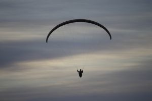 Mężczyzna wystartował z góry Kamieńsk pod Radomskiem. Zginął wkrótce po starcie.