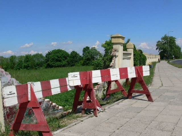 Zabytkowy mur przy Zamku Dzikowskim w Tarnobrzegu zostanie wyremontowany za pieniądze z odszkodowania