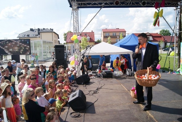 Burmistrz Daleszyc Wojciech Furmanek dla każdego dziecka miał coś słodkiego.