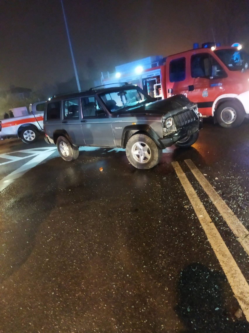 Groźny wypadek w Zwoleniu. Po zderzeniu dwóch samochodów na drodze krajowej numer 79 - trzy osoby ranne, zmarł jeden z kierowców (ZDJĘCIA)