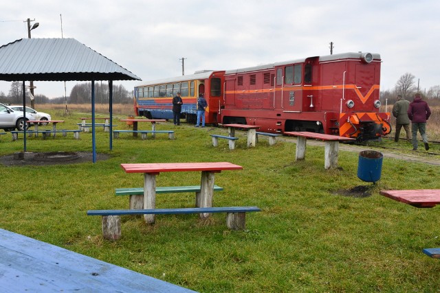 „Ciuchcia Expres Ponidzie” na stacji w Umianowicach. Tu w przyszłym roku rozpocznie się budowa Ośrodka Edukacji Przyrodniczej, która – jak zapewniają w Zespole Świętokrzyskich i Nadnidziańskich Parków Krajobrazowych w Kielcach – nie sprawi, że kolejka nie będzie docierać tej miejscowości i dalej do Pińczowa.