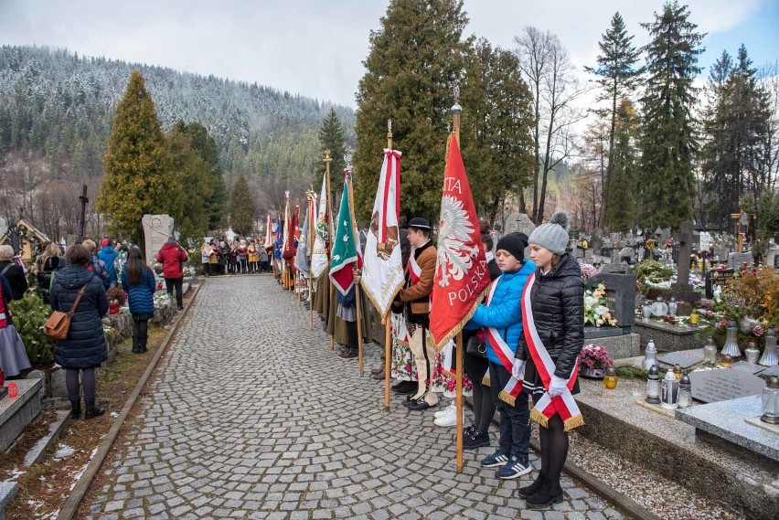 Niepodległość w Zakopanem. Złożyli kwiaty na mogile legionistów [ZDJĘCIA]