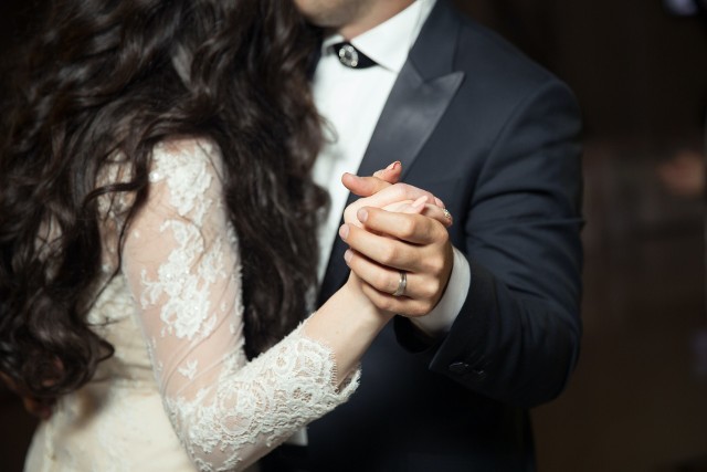 Stwierdzenie nieważności małżeństwa, które potocznie określane jest mianem "rozwodu kościelnego" jest przewidziane w przepisach prawa kanonicznego. Z jakich powodów można unieważnić małżeństwo? Co trzeba w tym celu zrobić? Wyjaśniamy.Kliknij strzałkę w prawo na klawiaturze lub na zdjęciu, żeby dowiedzieć się, jak uzyskać rozwód kościelny krok po kroku.Źródła: Kodeks Prawa Kanonicznego, prawokanoniczne.org